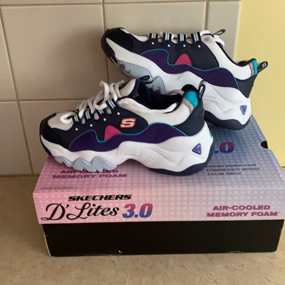 New woman Skechers 5’s